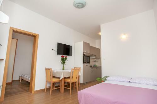 Ap Punta Next To Sandy Beach, Apartment With Garden