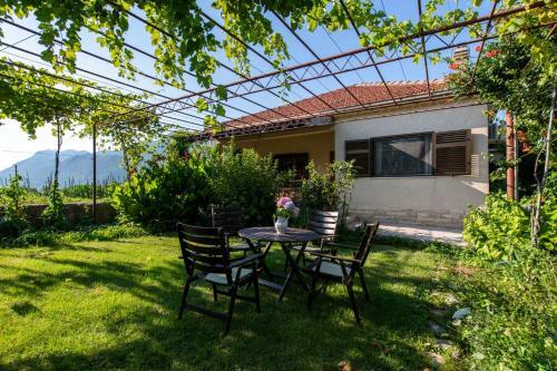 Villa Sunflower House With A Pool