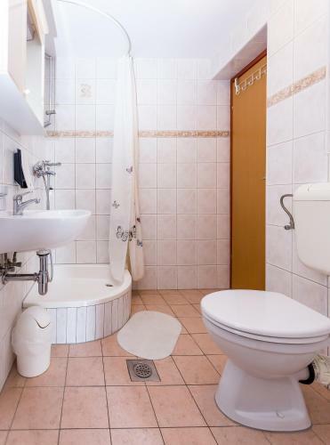 Hostal Aga Beach Suites
