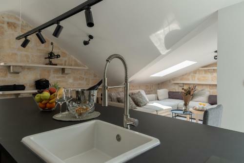 Charming Stone Apartment With Jacuzzi In Center Of Omi?