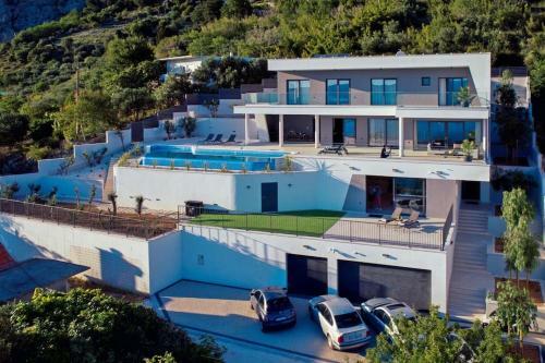 Luxurious Villa Ada; Hot Tub, Sauna, Gym, Pool