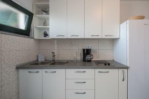 Holiday Apartment Almissa - New&modern 2+0