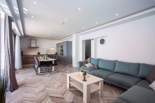 Luxury Villa Pocrnja -heated Pool, Sauna, Jacuzzi, Pool Table