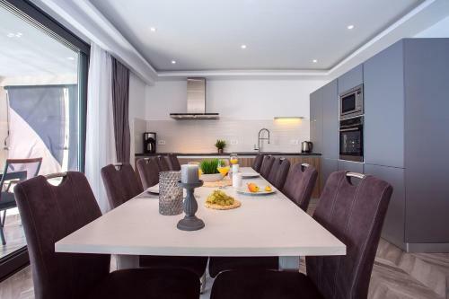 Luxury Villa Pocrnja -heated Pool, Sauna, Jacuzzi, Pool Table