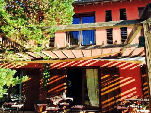 Hostal Maison Rouge