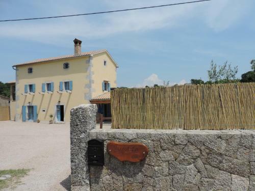 Three Bedroom Stone Villa Lusa With A Pool