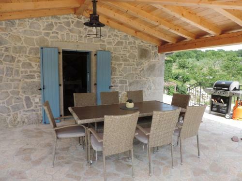 Three Bedroom Stone Villa Lusa With A Pool