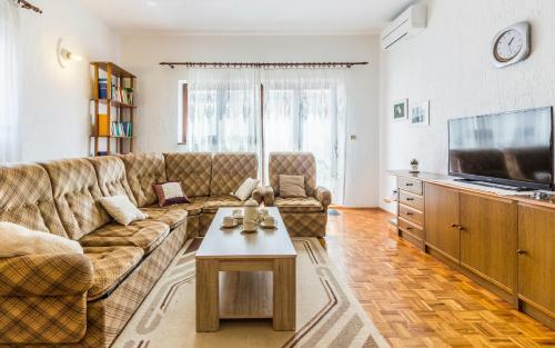 Three-bedroom Apartment Meden