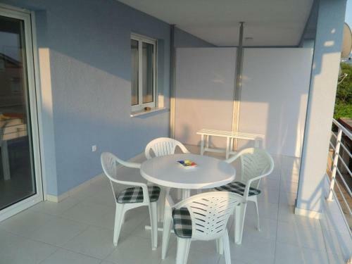 Apartments With A Parking Space Novi Vinodolski - 12498