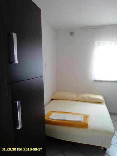 Apartments With A Parking Space Novi Vinodolski - 15292