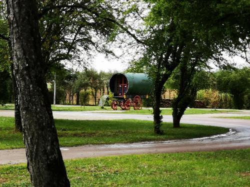 Camping De La Croix D'arles