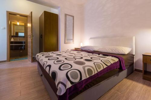Apartments With A Parking Space Novi Vinodolski - 17359