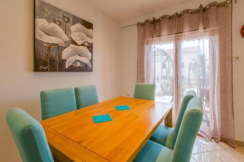 Apartments With A Parking Space Novi Vinodolski - 17359