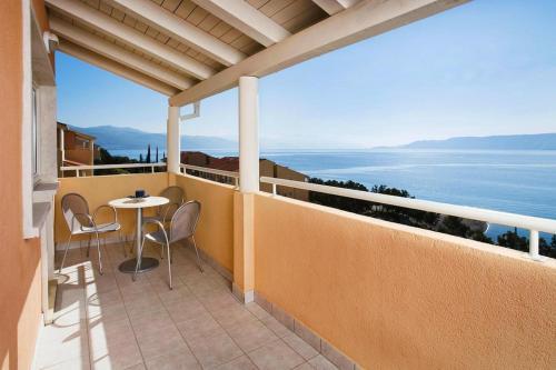 Apartment In Novi Vinodolski With Shared Facilities