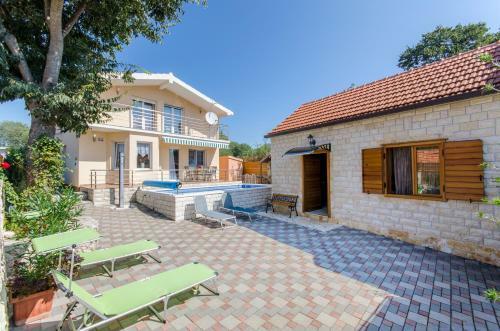 Dalmatian Village Charm - Spacious Villa With Pool Near Trogir