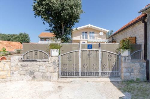 Dalmatian Village Charm - Spacious Villa With Pool Near Trogir