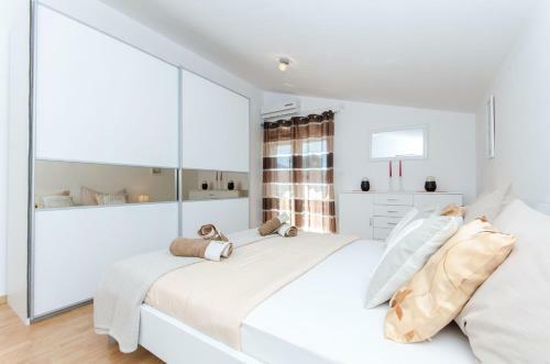 Dalmatian Village Charm - Spacious Villa With Pool Near Trogir