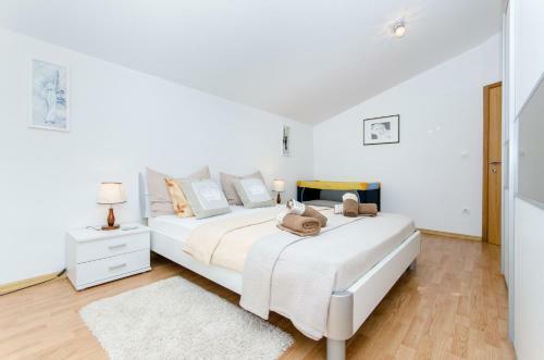 Dalmatian Village Charm - Spacious Villa With Pool Near Trogir