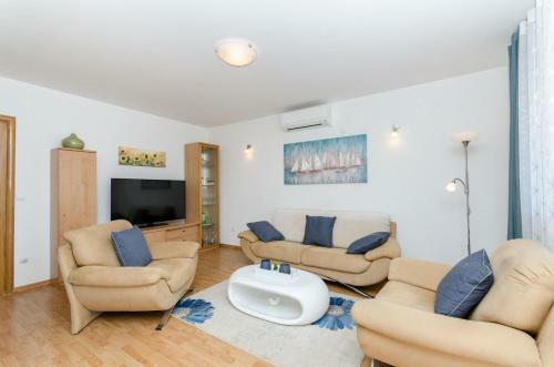Dalmatian Village Charm - Spacious Villa With Pool Near Trogir