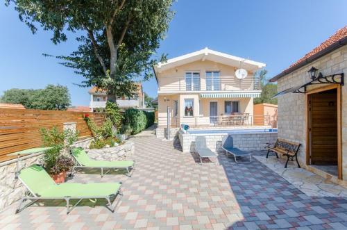 Dalmatian Village Charm - Spacious Villa With Pool Near Trogir