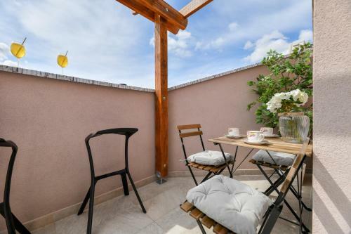 Modern Holiday Apartment "libra" With Swimming Pool