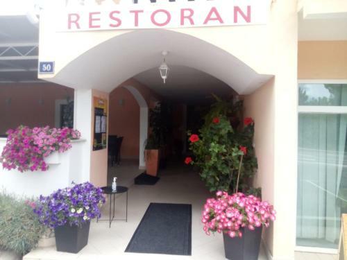 Hostal Pansion Restoran Marin