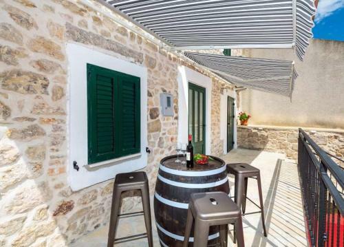 Vacation Stone House, 100m From The Beach