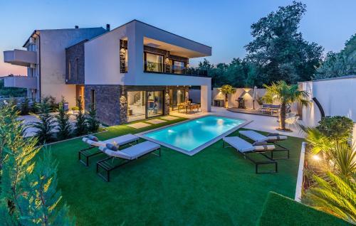 New Design Villa With Full Comfort