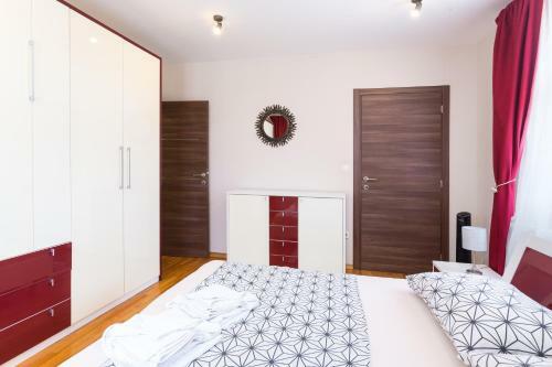 Villa Marko - 3 Apartments With Shared Swimming Pool