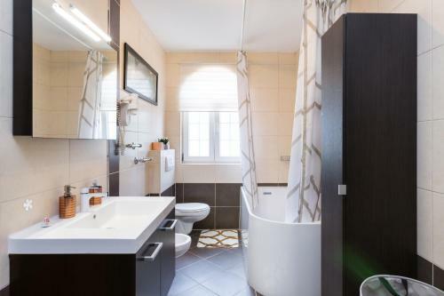 Villa Marko - 3 Apartments With Shared Swimming Pool