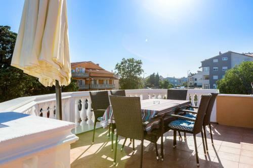 Villa Marko - 3 Apartments With Shared Swimming Pool