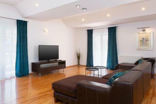 Villa Marko - 3 Apartments With Shared Swimming Pool