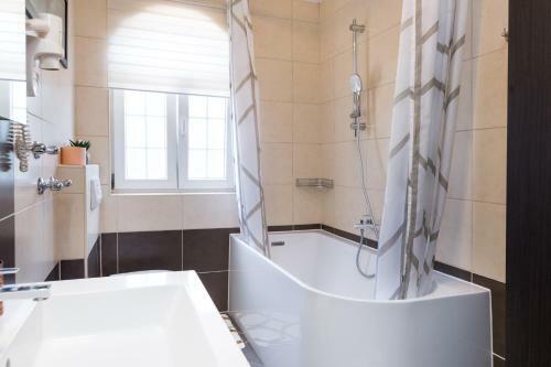 Villa Marko - 3 Apartments With Shared Swimming Pool