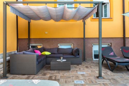 Villa Marko - 3 Apartments With Shared Swimming Pool