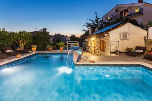 Villa Greenhouse Unna With Heated Pool