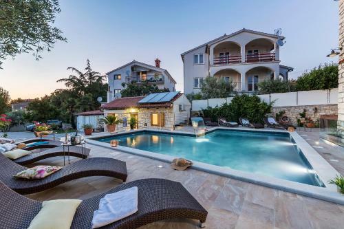 Villa Greenhouse Unna With Heated Pool
