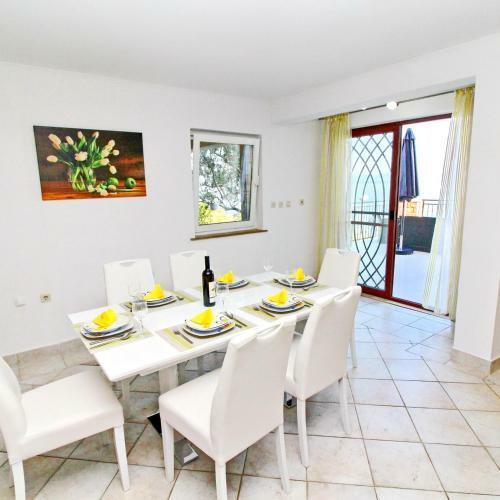 Dona Maria Seafront Villa With Pool
