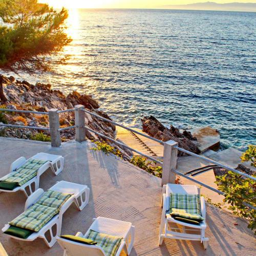 Dona Maria Seafront Villa With Pool