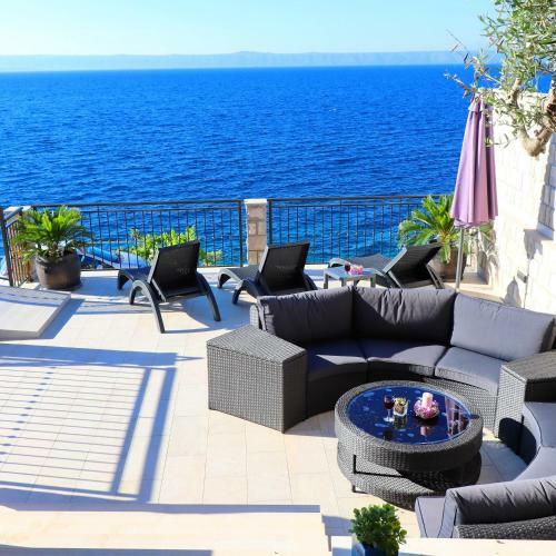 Dona Maria Seafront Villa With Pool