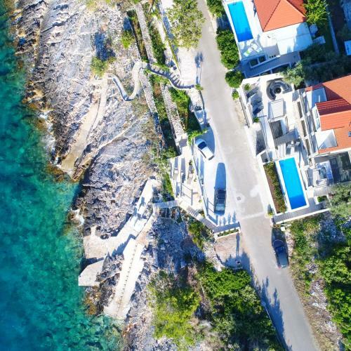 Dona Maria Seafront Villa With Pool