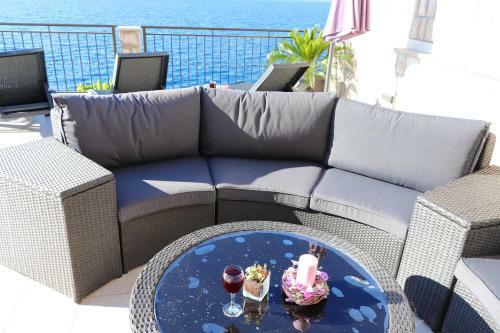 Dona Maria Seafront Villa With Pool