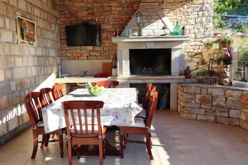 Dona Maria Seafront Villa With Pool