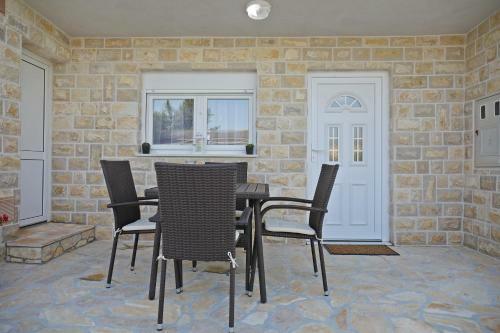Apartmani Neva, Pridraga