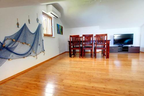 Beachfront Apartment. 2xac & Bikes