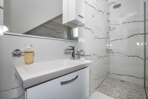Apartments Dragan - With Pool And Seaview