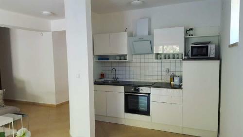 3 Bedroom, 2 Bathroom Apartment Near Rt Kamenjak