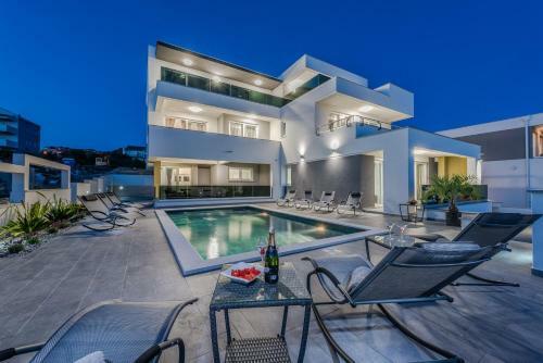 Villa Magnifica Apartments With Pool