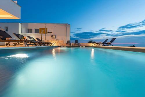 Adris 2 Luxury Modern Apartment With A Pool