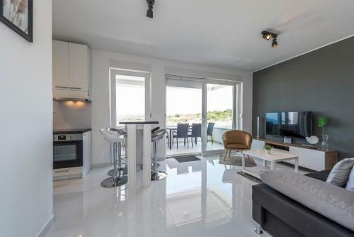 Adris 2 Luxury Modern Apartment With A Pool