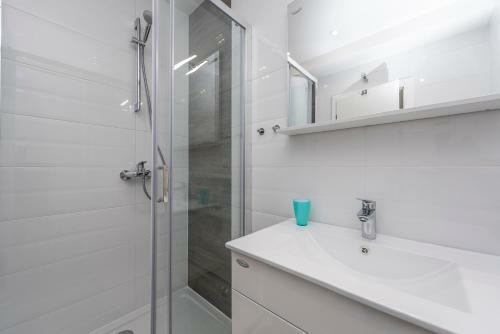 Adris 2 Luxury Modern Apartment With A Pool